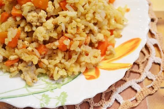 Плов детям рецепт. Узбекский плов ингредиенты. Плов с курагой и черносливом. Плов с курицей. Школьный плов с курицей.