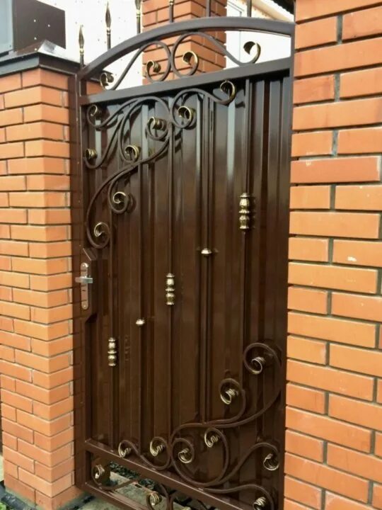Калитка для забора с элементами ковки. Кованые калитки. калитка ковка. калитка входная металлическая. калитка с кованными элементами.