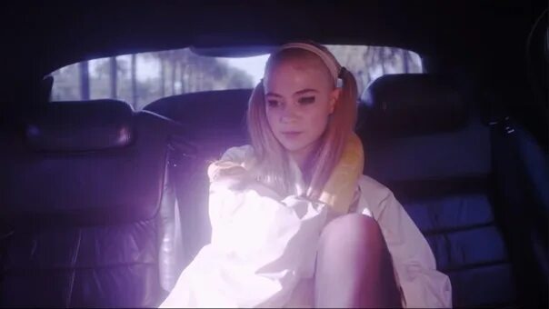 Grimes speed up. Граймс генезис. genesis grimes певица. genesis клипы. grimes - genesis (glastonbury 2016).