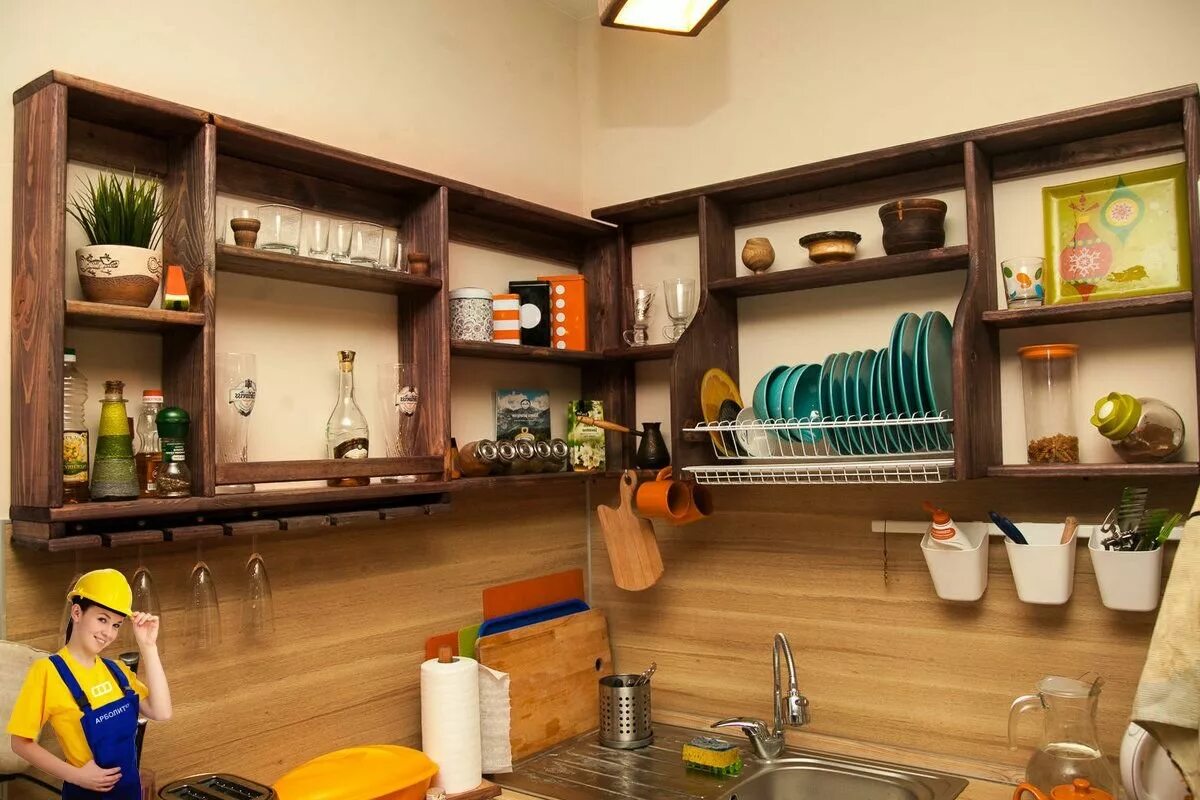 Открытые полочки для кухни на стену. Этажерка для посуды на кухню. Навесные полочки для кухни. Полка на кухню навесная деревянная. Открытые полочки на кухне.