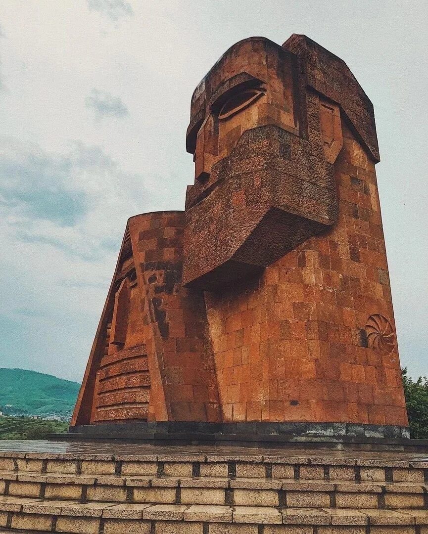 Сайты арцах. Папик Татик памятник Степанакерт. Монумент “мы и наши горы” Арцаха. Армянский памятник Арцах. Армения Арцах Степанакерт.