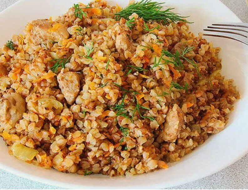 Гречка по купечески гулливер. Гречка по купечески в духовке. Гречка по-купечески рецепт с курицей в духовке. Гречка по купечески рецепт с куриного. Гречка по-купечески с курицей.