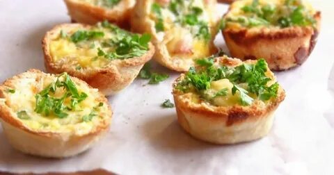 Бутерброды с луком и яйцом на сковороде