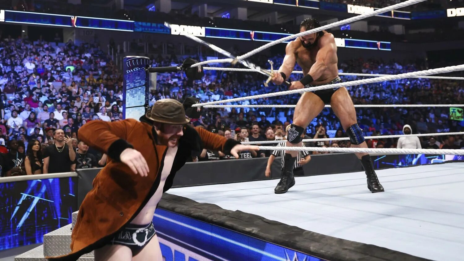 Wwe smackdown 08.03 2024. Реслинг WWE SMACKDOWN. Дрю Макинтайр рефери WWE 2019. Рестлер на ринге. SMACKDOWN 2022.