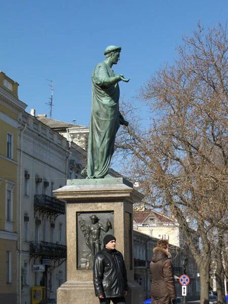 Дюк ришелье со второго люка. Одесса дюк со второго люка. Дюк со второго люка. Памятник дюку в одессе со второго люка. Дюк ришелье одесса со второго люка.