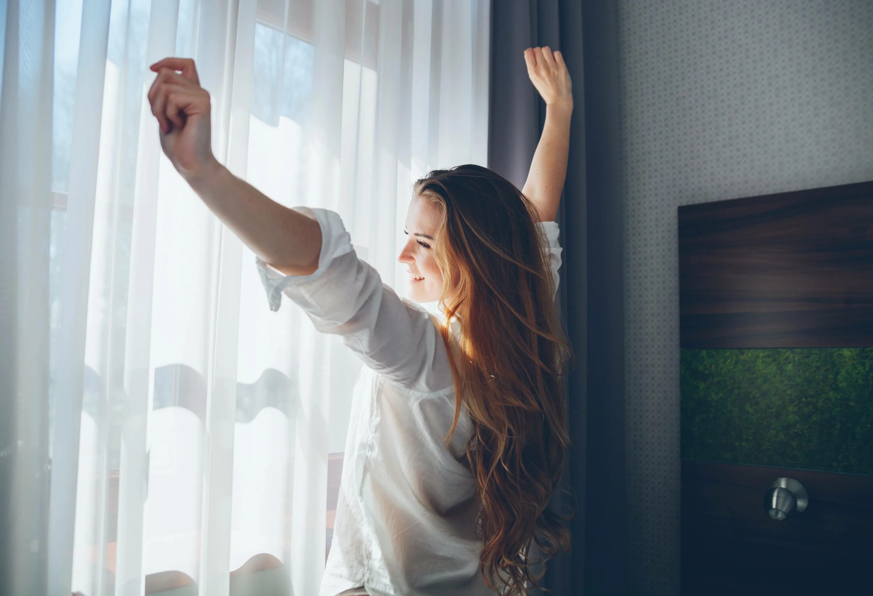 Wake window. Wake up девушка. девушка стоит в квартире и тянется. научиться вставать раньше зеркалам улыбаться. научиться вставать раньше зеркалам.