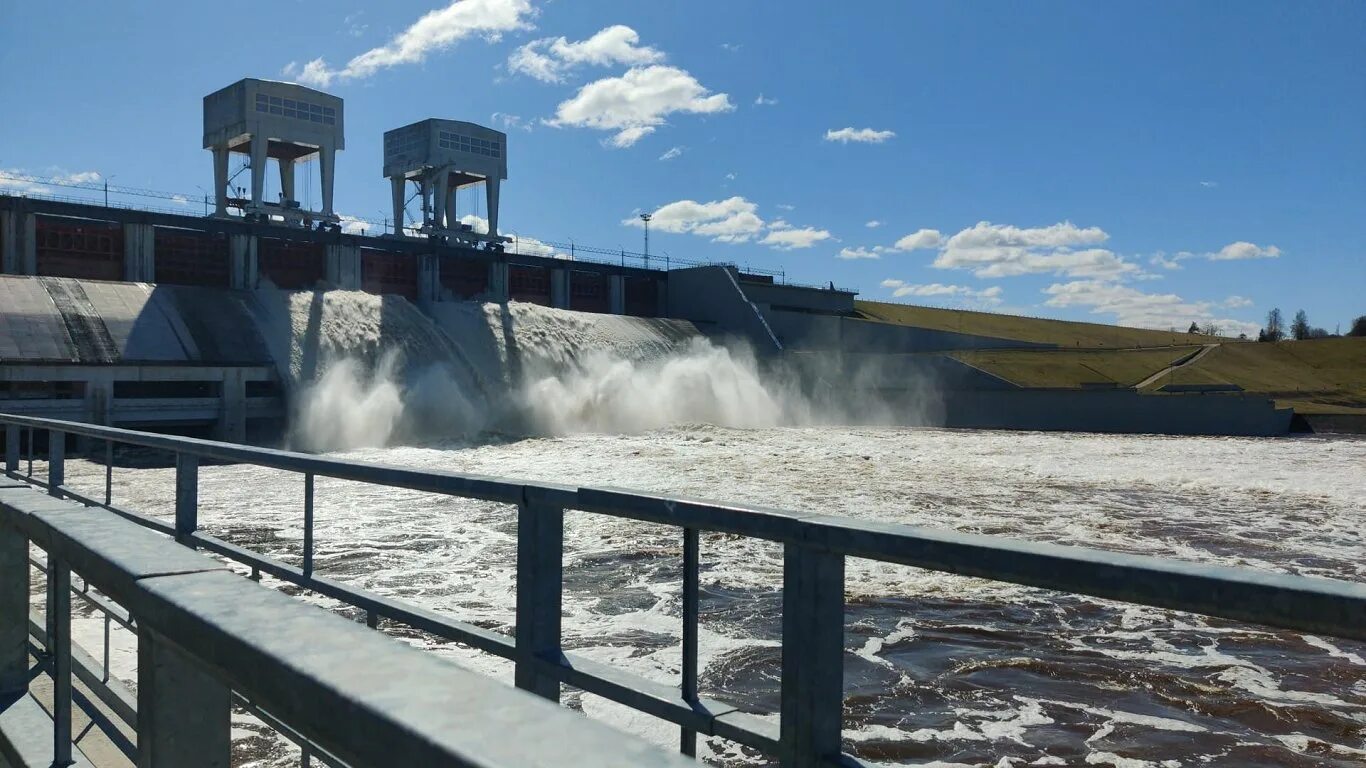 Приплотинные ГЭС. Плявиньская ГЭС. Водохранилище. Энергия воды. Сорочинское водохранилище сброс воды