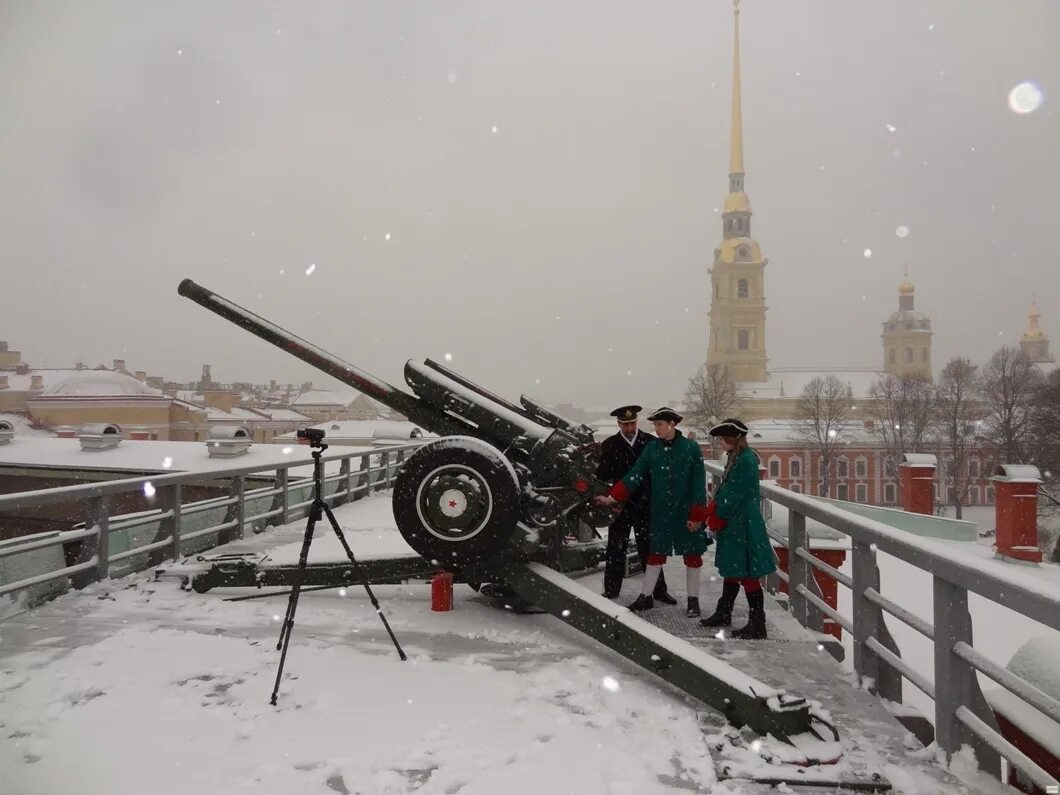 В санкт петербурге выстрел сигнальной пушки раздается. Пушки с нарышкина бастиона петропавловской крепости. пушка на бастионе петропавловской крепости. петербург полуденный выстрел 1865.