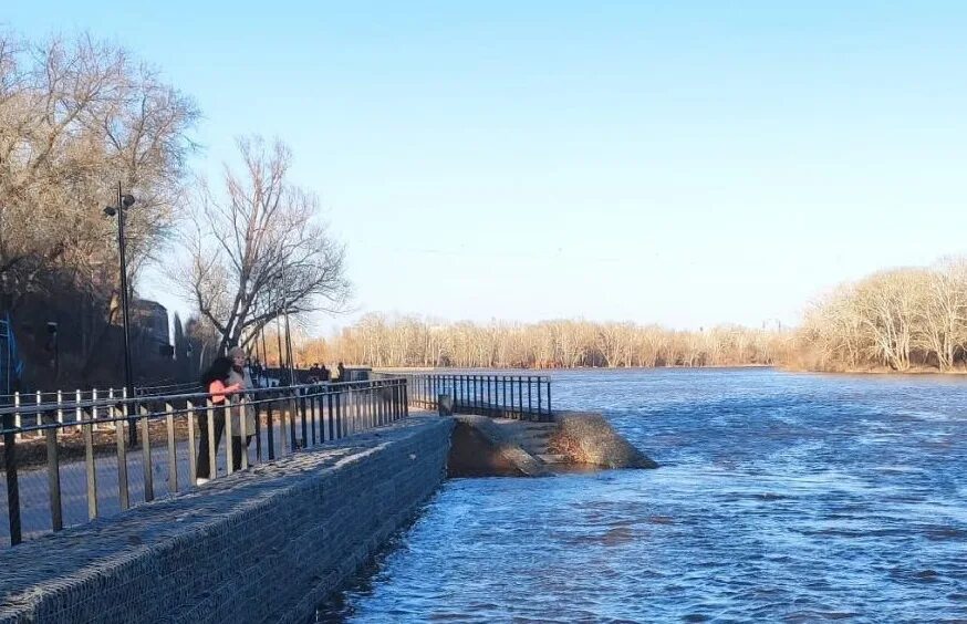 Уровень воды в реке урал сегодня. Река Урал Оренбург. Паводок реки это. Набережная Оренбург. Апрель половодье Оренбург.