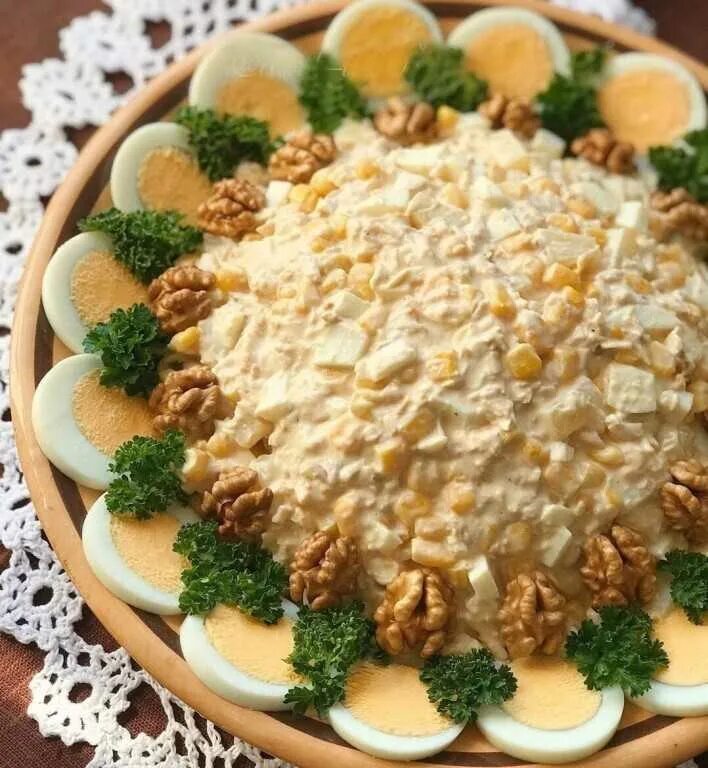 Салат ананас с курицей рецепт классический слоями. Салат с ананасом и курицей и сыром и грецким орехом. Салат с ананасом и курицей. Салат с курицей и анасама. Украшение салата грецкими орехами.