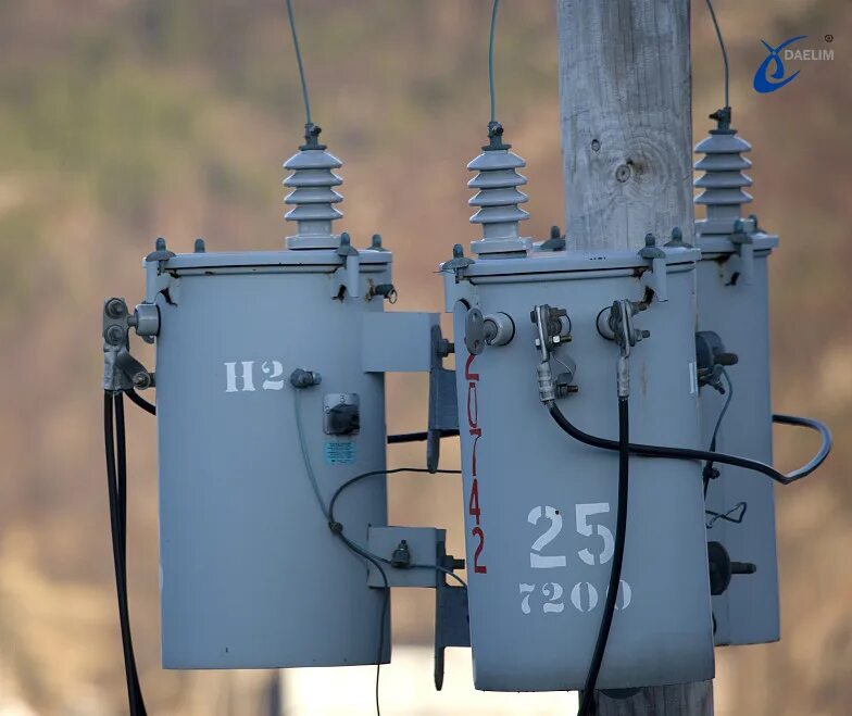 A transformer is used. Однофазный трансформатор. Однофазный трансформатор на опоре. Одиночный трансформатор. Столбик трансформаторный Техно.