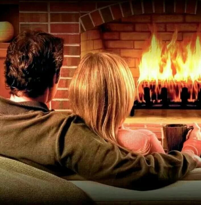 камин сделай теплее. тепло и уют в доме. домашний семейный очаг обои. камин gif 4k. человек у камина.