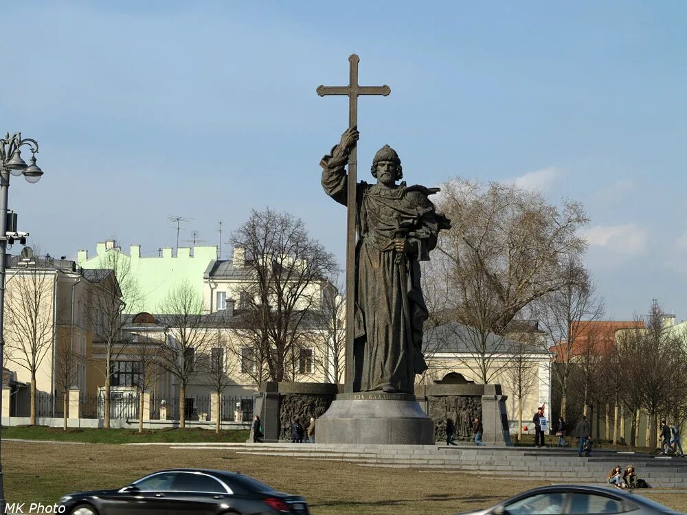 Памятник князю Владимиру в Киеве. Памятник князю Владимиру. Памятник Владимиру красное солнышко в Москве.