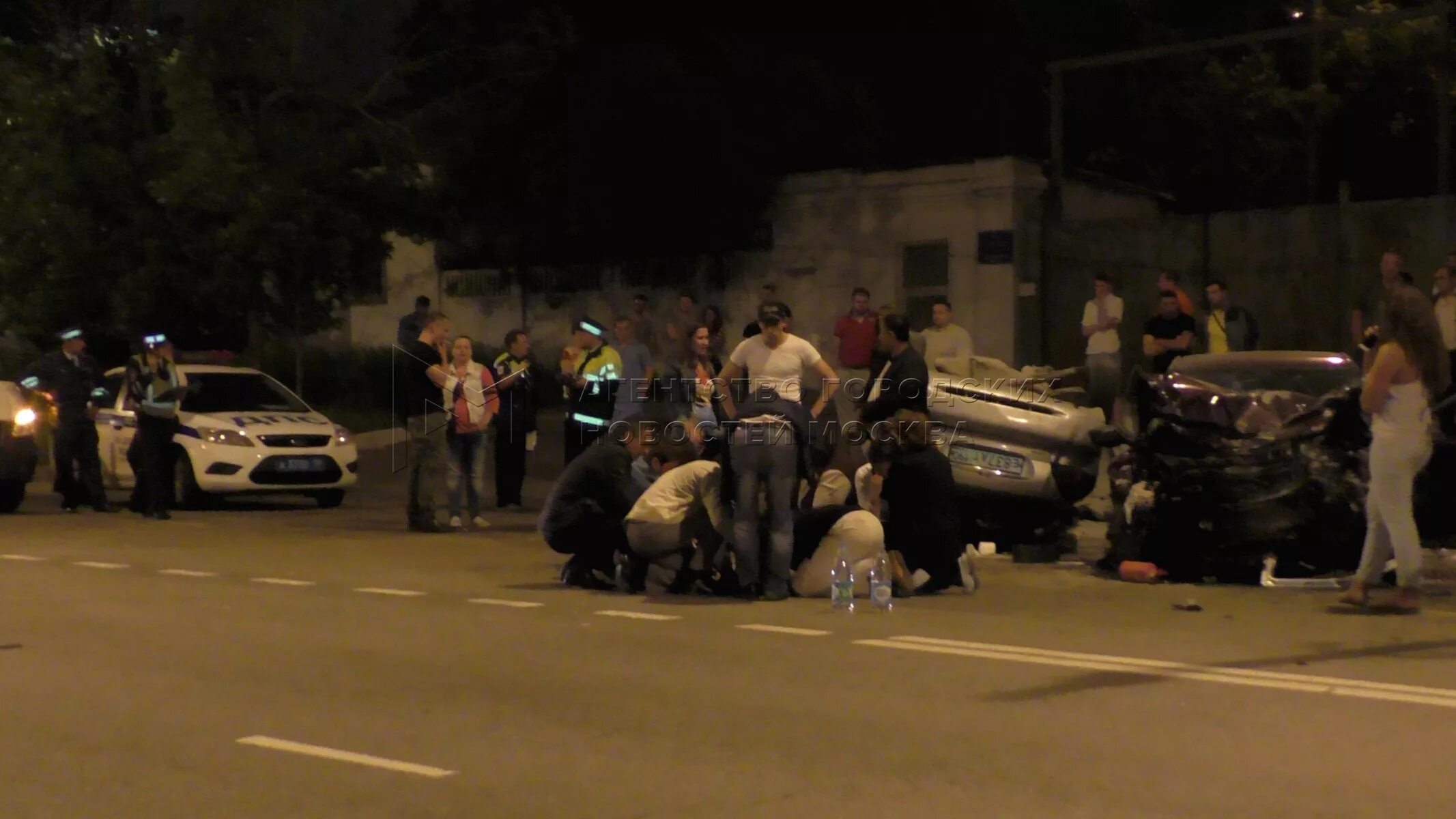 Фото урагана в москве еду в машине ничего не вижу. Рабочих затопило в москве. Ливень в москве. Москва люди. Люди на пляже москвы.