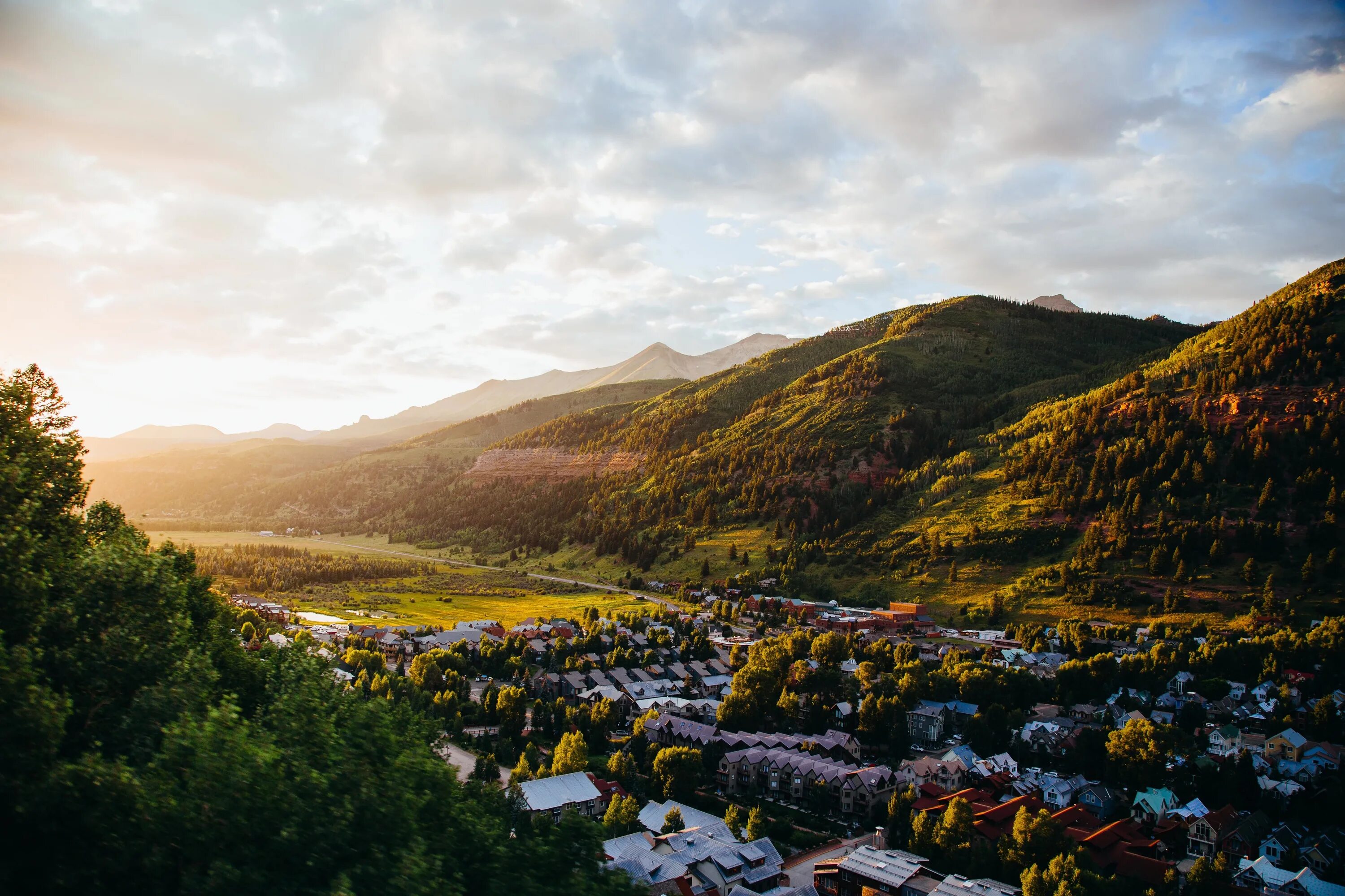 Гора Таун Хилл. Деревня в долине. Деревня на Холме. Город в долине. Hills village