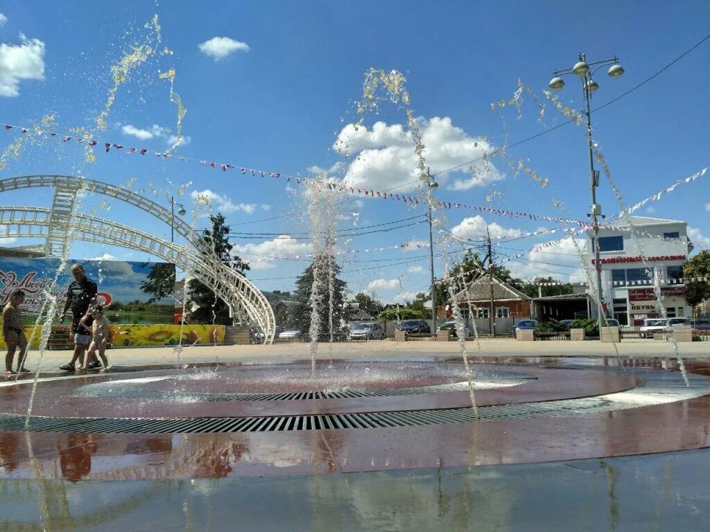 Краснодарский край комсомольск. Станица Динская Краснодарский край. Фонтанная площадь Динская. Краснодар станица Динская. Ст Динская Фонтанная площадь.