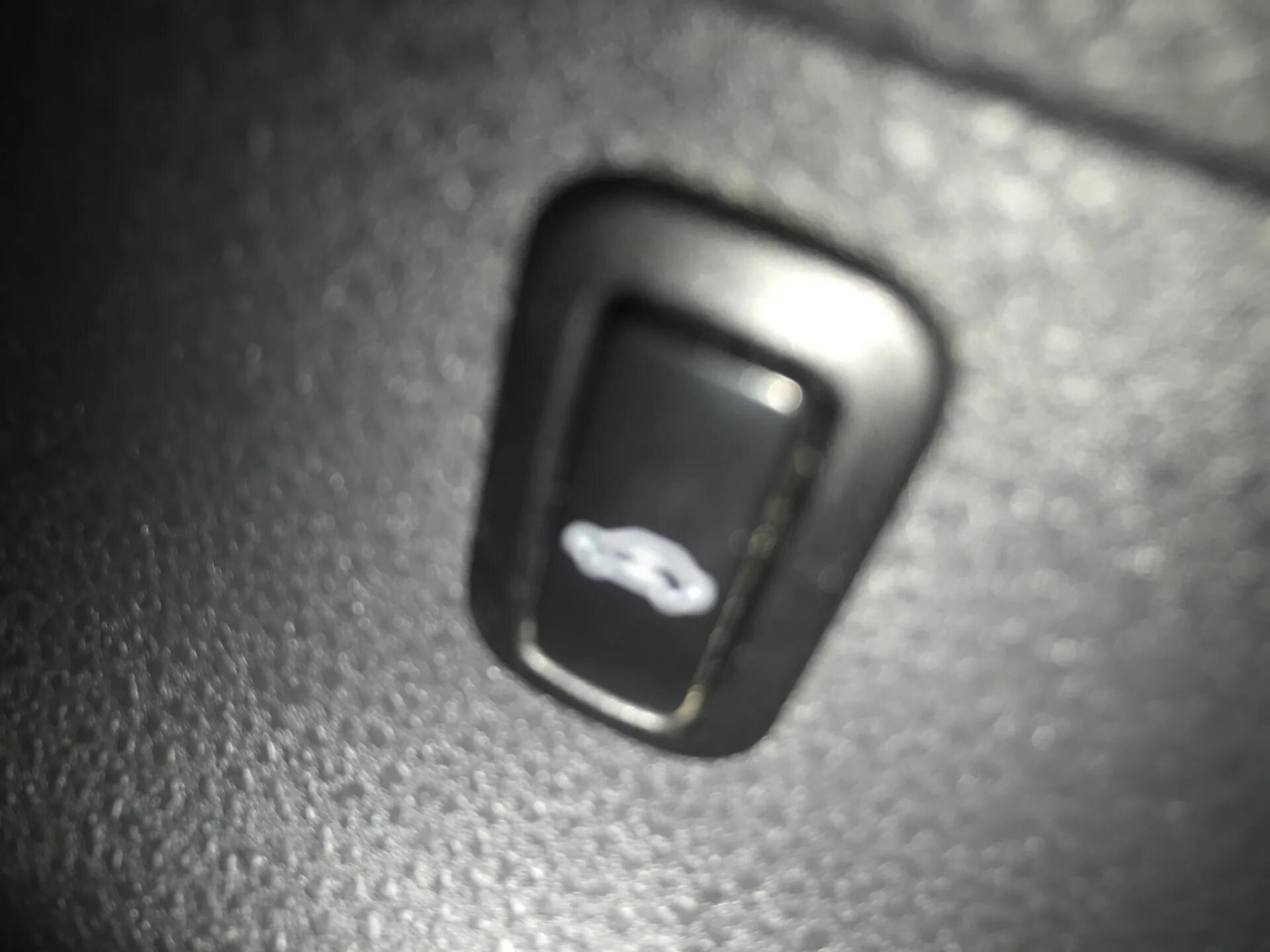 Кнопки vw polo. Кнопка на водительской стойке Пассат б6. Заглушка кнопки VW Polo sedan. Кнопки на двери на Фольксваген поло 2006 года. Кнопка на водительской стойке Фольксваген поло.