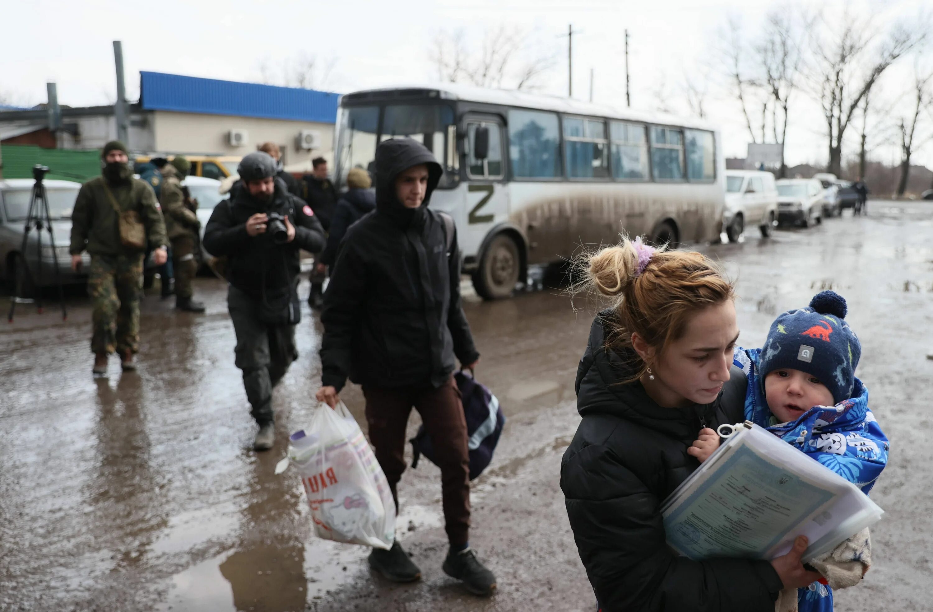 Мариуполь беженцы. Беженцы из Украины в Россию. Беженцы из Мариуполя 2022. Украина мирные жители 2022.