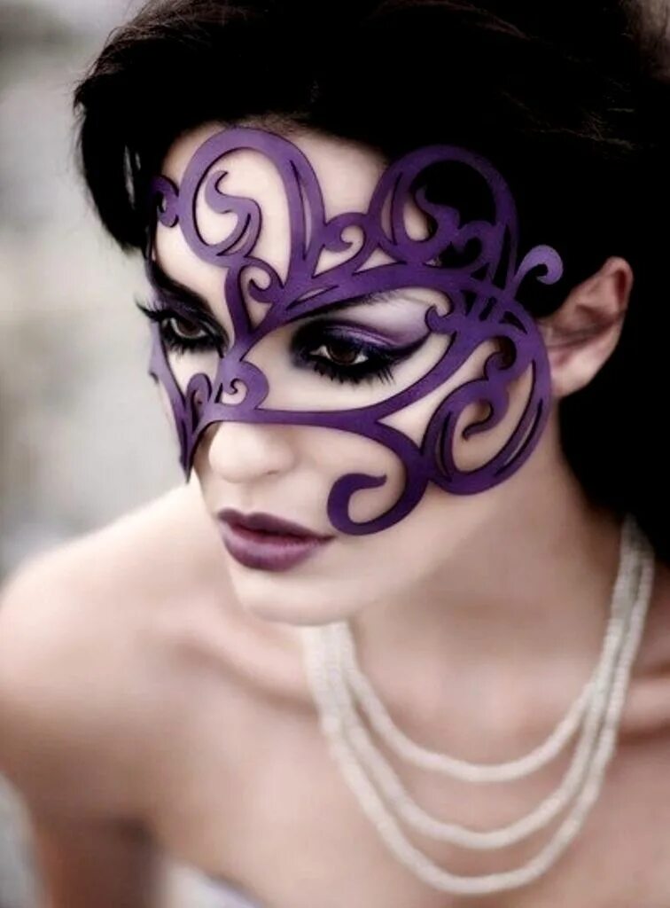 Модель в маске. Алессандра Россетти. Женщина в маске. Пурпурная маска.