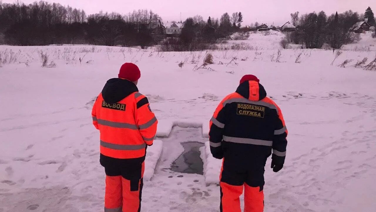 Нашли утонувшую женщину. Тело женщины утонувшей в проруби на крещение Ленобласти. Спасатели Ленобласти. Женщина утонула в проруби в Ленинградской области. Оредеж утонула в проруби.