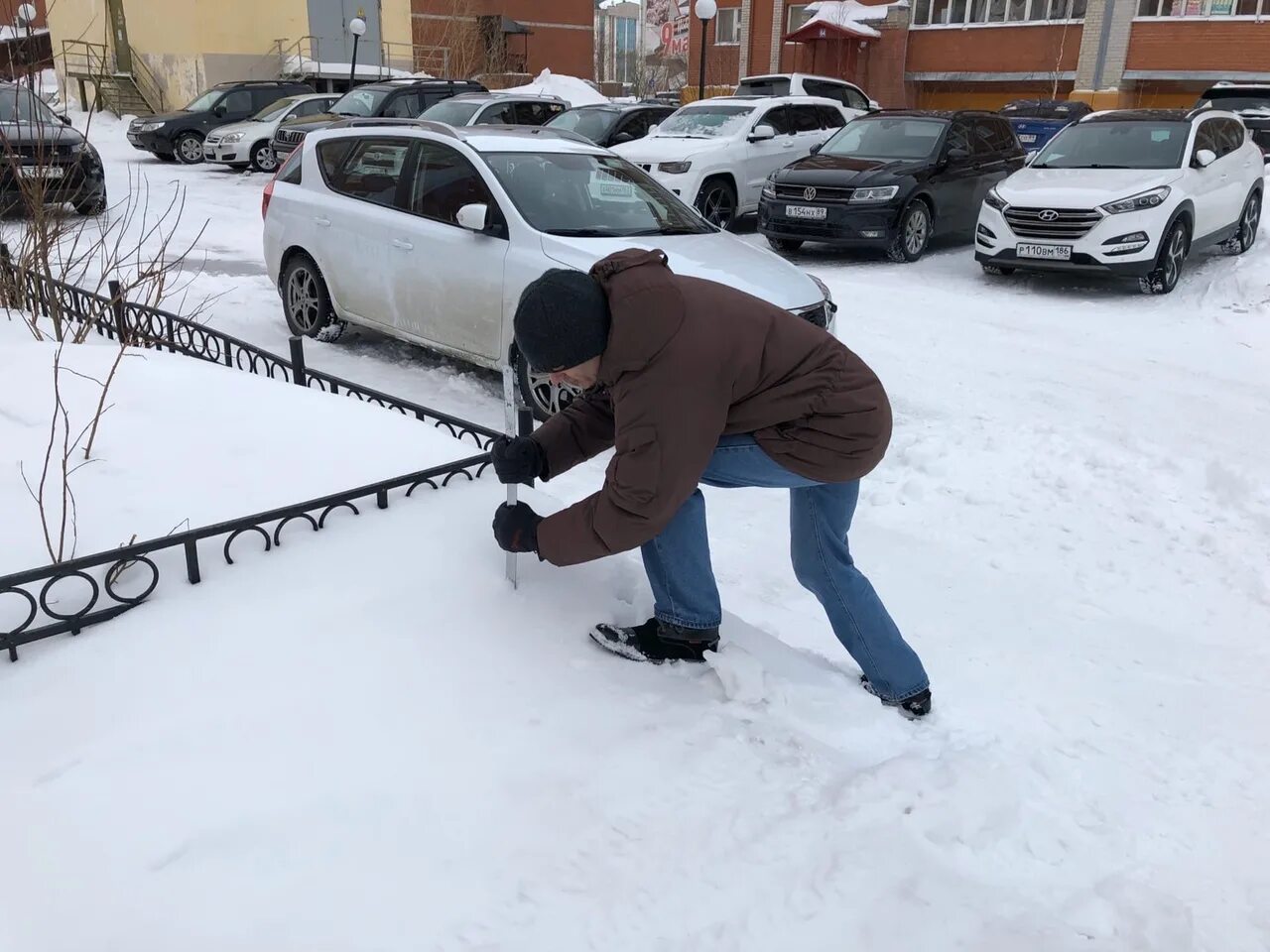 Снег с крыши на дорогу. Уборка снега лебедкой. Уборка снега Салехард. Уборка снега мотобуксировщиком. Ледовый патруль.