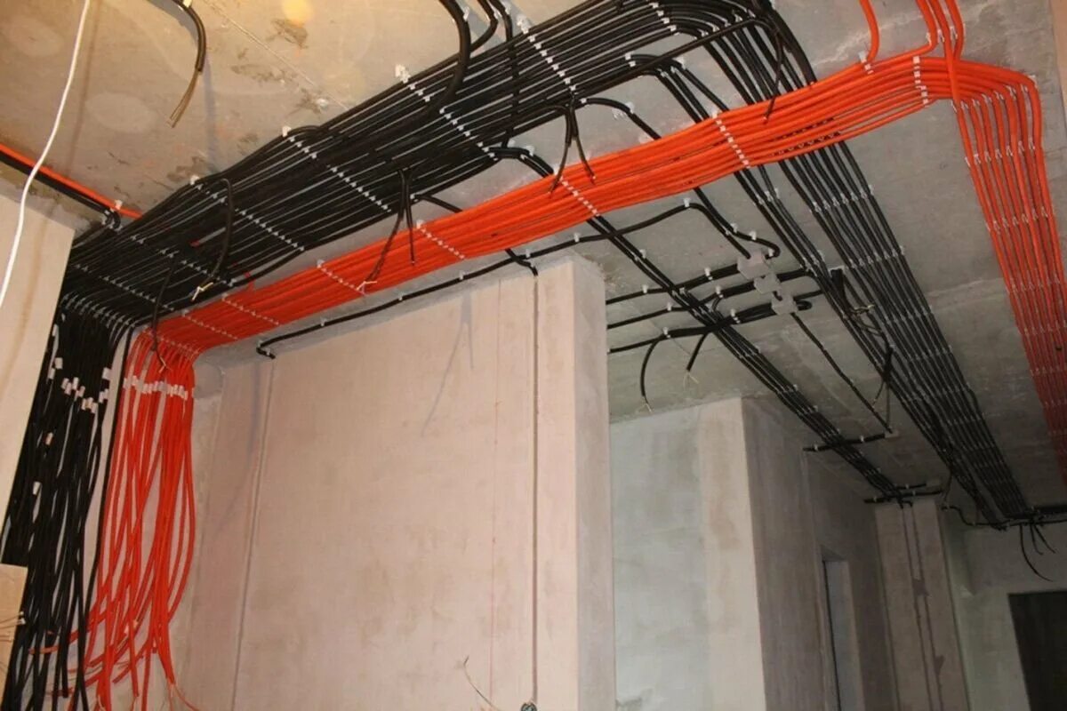Монтаж электропроводки в квартире. Провода по потолку. Прокладка электрокабеля в квартире по потолку. Электропроводка по потолку.