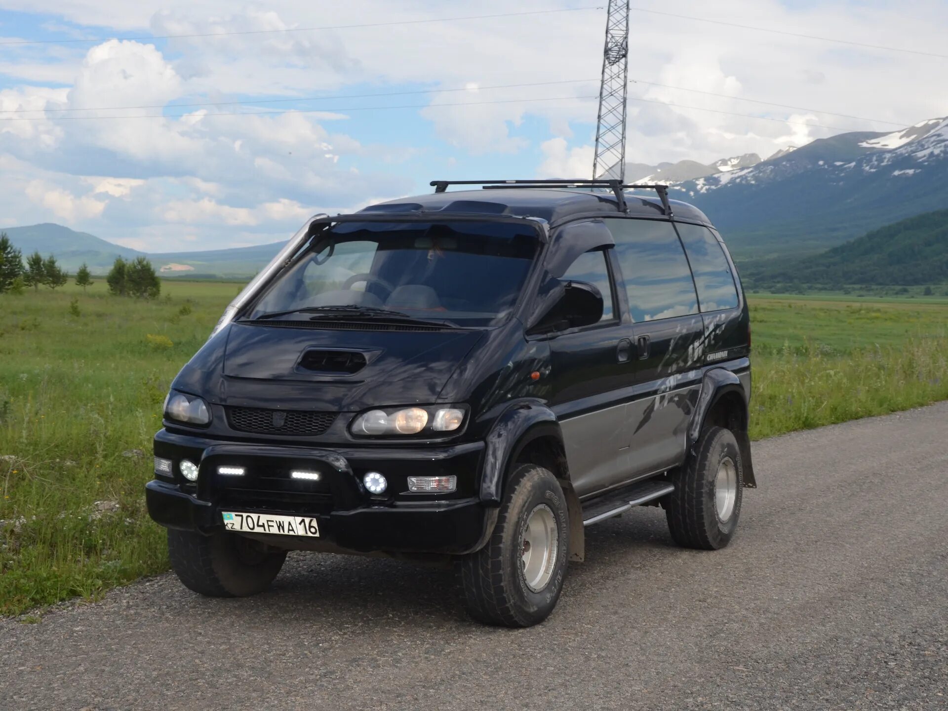 Mitsubishi delica 4. Мицубиси делика l500. Митсубиси делика фото. Митсубиси делика 4х4. Полноприводная митсубиси делика 2021.