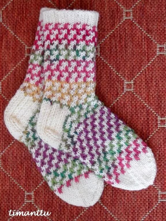 Носки по кругу ленивым жаккардом. Носки ленивым жаккардом спицами. Ленивый жаккард спицами схемы по кругу. Тапочки вязаные ленивым жаккардом. Следки вероники лазуты.