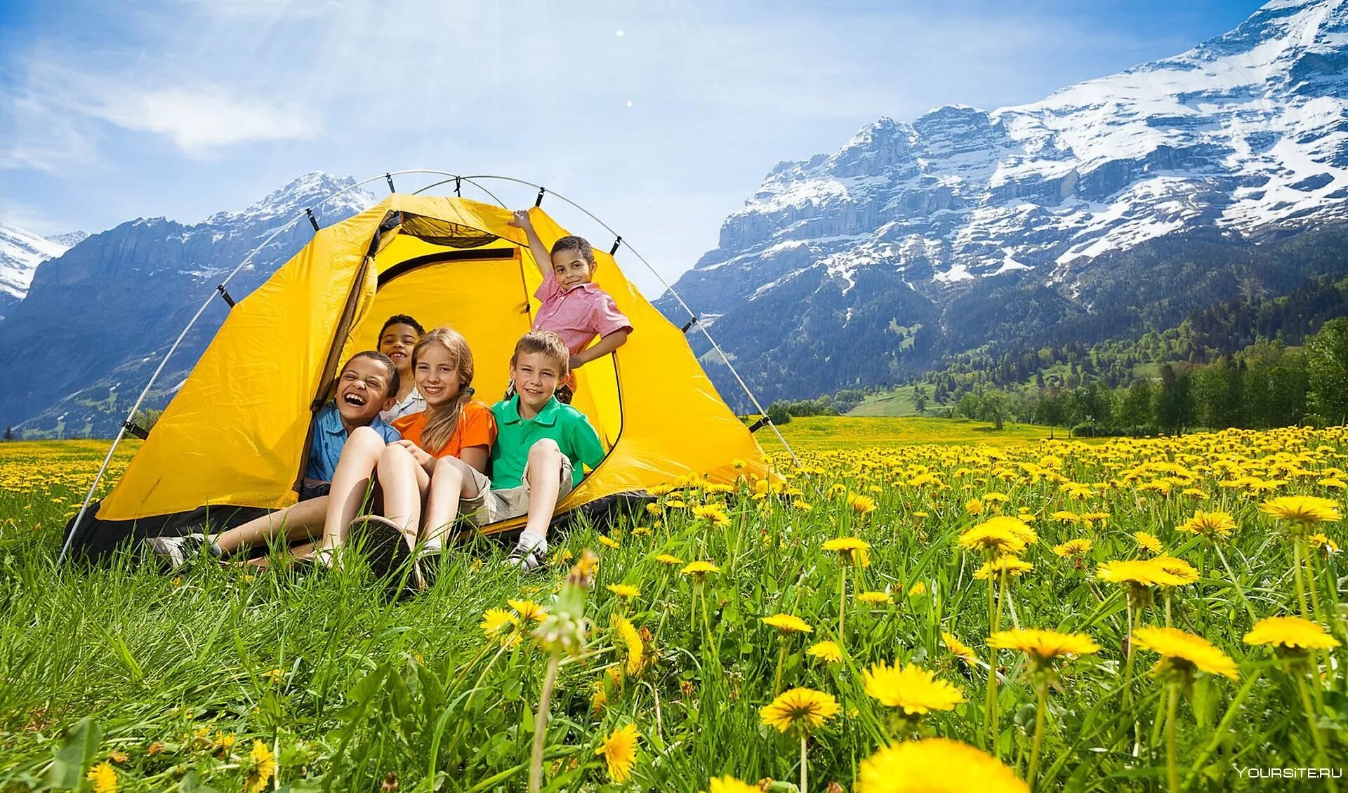 Палатка на природе. Поход с детьми на природу. Поход семьей на природу. Семья на природе с палаткой.
