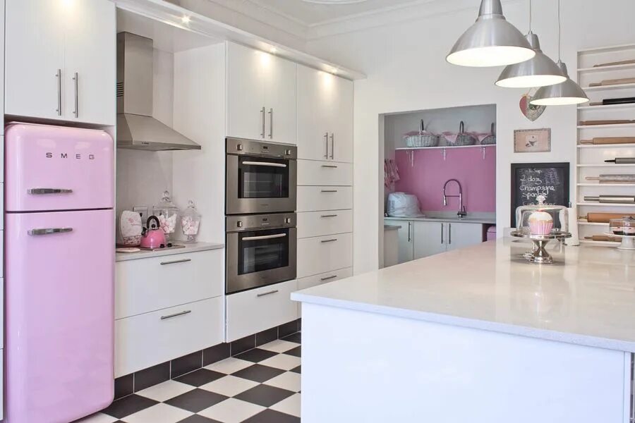 20 ambientes com Rose Quartz, a cor de 2016 Pink kitchen, White kitchen tiles, P