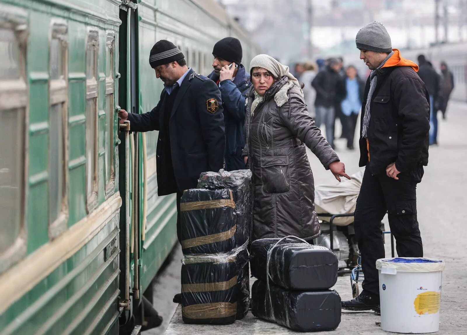 Уезжают ли таджики после теракта. Эмигранты из средней Азии. Мигранты уезжают. Депортация мигрантов. Отток мигрантов.
