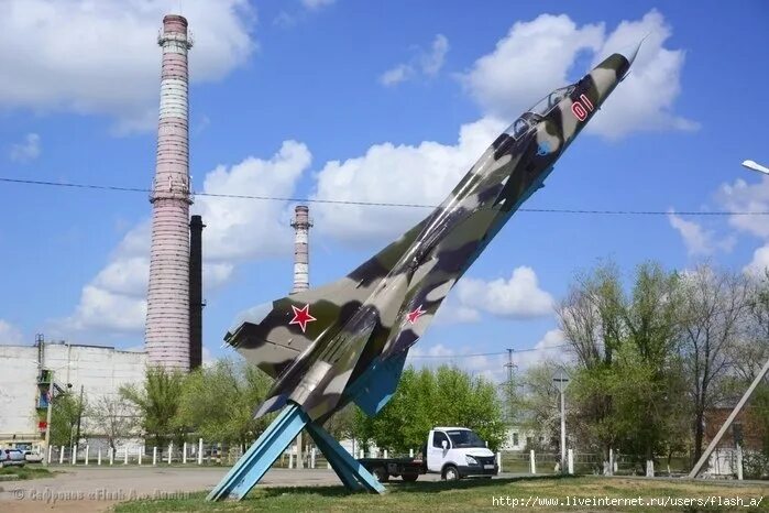 Су-17 памятник в ахтубинске. Миг 23 памятник. Ахтубинск астраханская область набережная. Ахтубинск фонтан. Ахтубинск центр города.