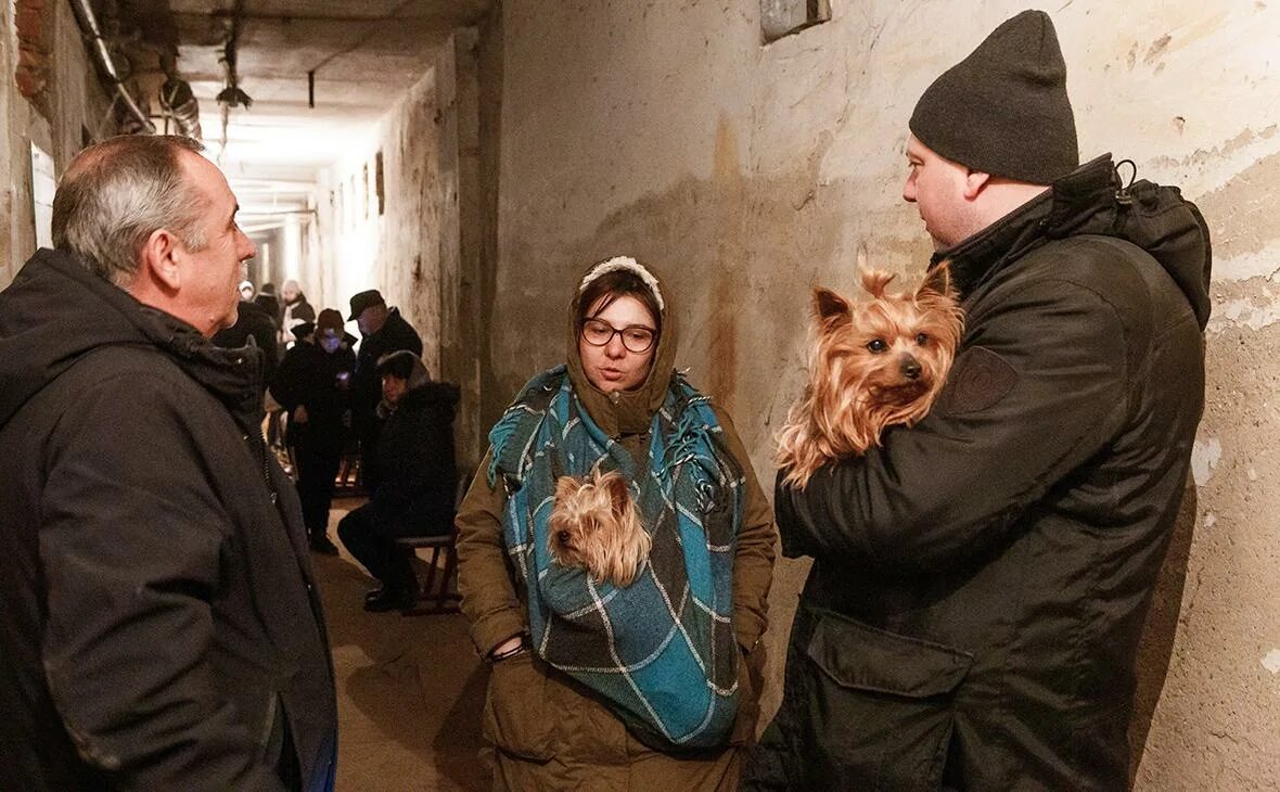 В воронеже объявлена тревога. Люди в бомбоубежище Украина фото. Воздушная тревога на Украине сейчас. Тревога.