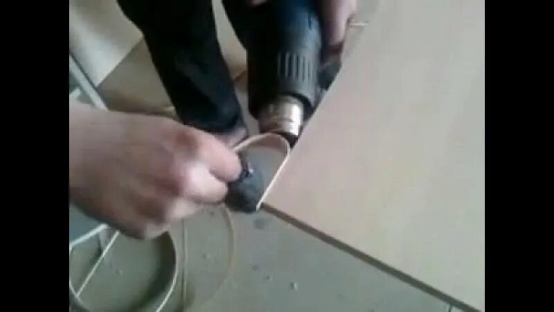 Как приклеить кромочную ленту. Кромку приклеивают к лдсп. для приклеивания кромки на лдсп. приспособление для приклеивания кромки. приклеить кромку к столешнице.