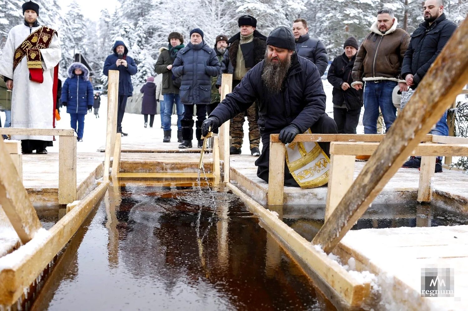 крещение ленинградская область. купание в проруби на крещение 2021 новосибирск. крещение в сибири. купель у петропавловской крепости. крест на крещение в проруби.
