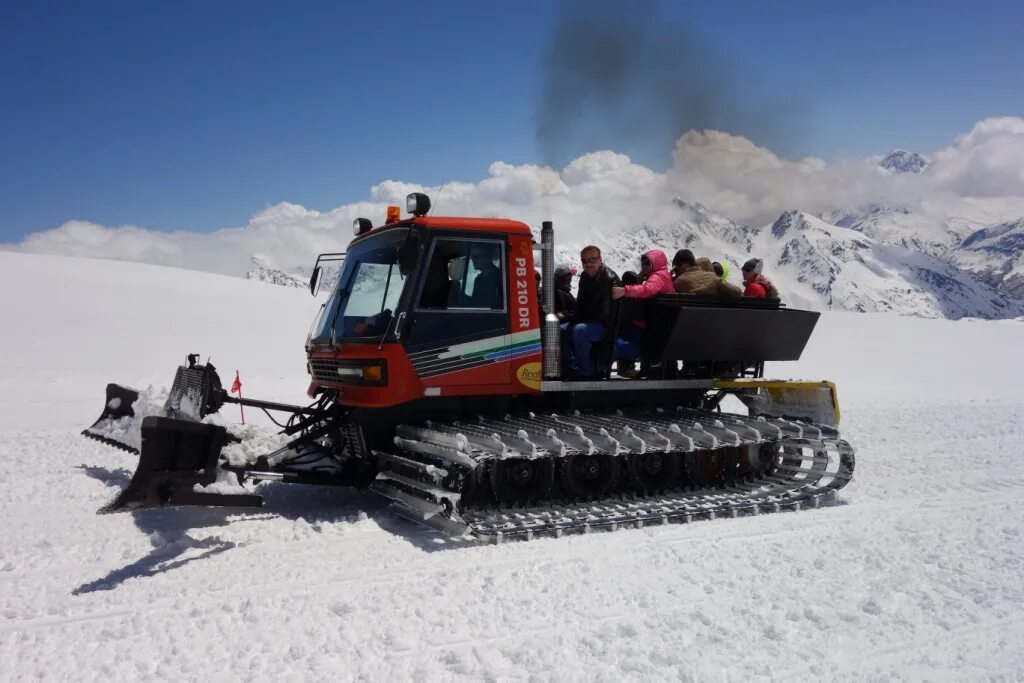 Отвал caterpillar d6r. Ратрак caliber. Бульдозер. Пистен булли 300. Бульдозер лыжных.