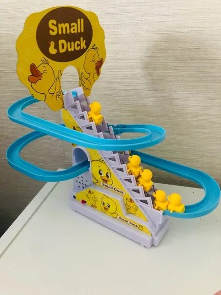 Игрушка поднимающиеся уточки. Игрушка утята на горке. утята скатываются с горки игрушка. игрушка уточки поднимаются по лестнице. горка с утками игрушка.