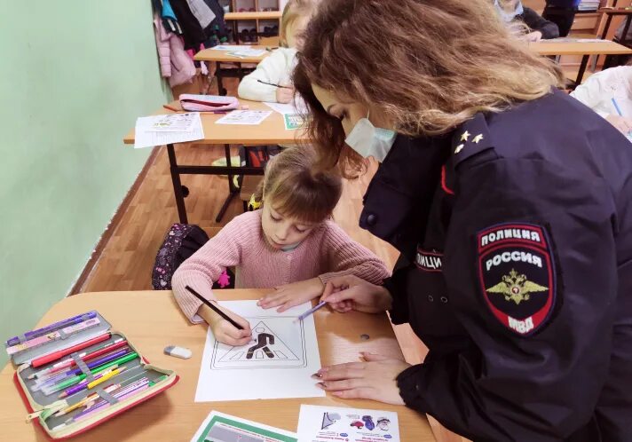 Проведен урок безопасности. Урок безопасности фото. Уроки по личной безопасности Умба. Сержант проводит занятие.