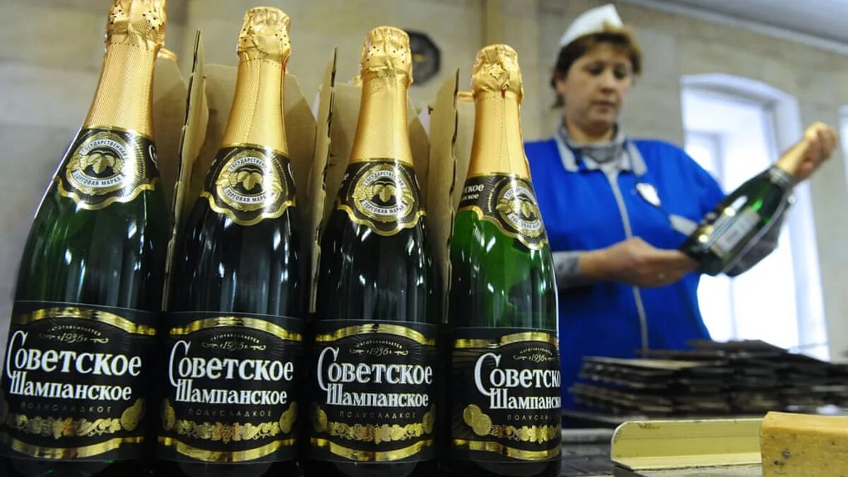 Советское шампанское стоит. Шампанское. шампанское ссср. советское шампанское крепость. советское шампанское этикетка.