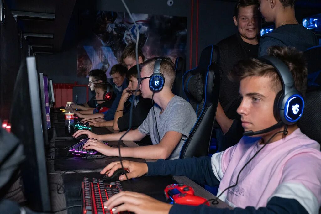 Геймеры субкультура. Муром кибер клуб. Мальчик геймер. Игровая для геймера. Мужчина геймер.