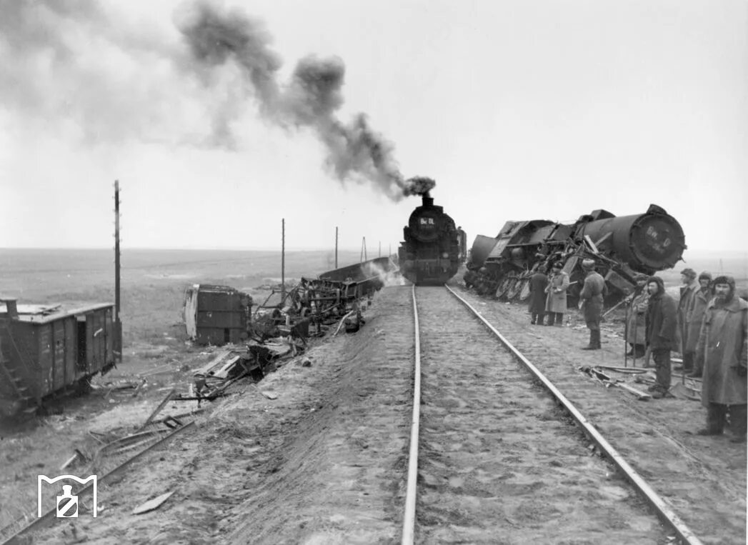 Страна на военные рельсы. Мурманская железная дорога в годы войны 1941-1945. Бой на железной дороге в Белоруссии в 1941. Железнодорожный вокзал Сталинграда 1943. Военный эшелон 1941 год.