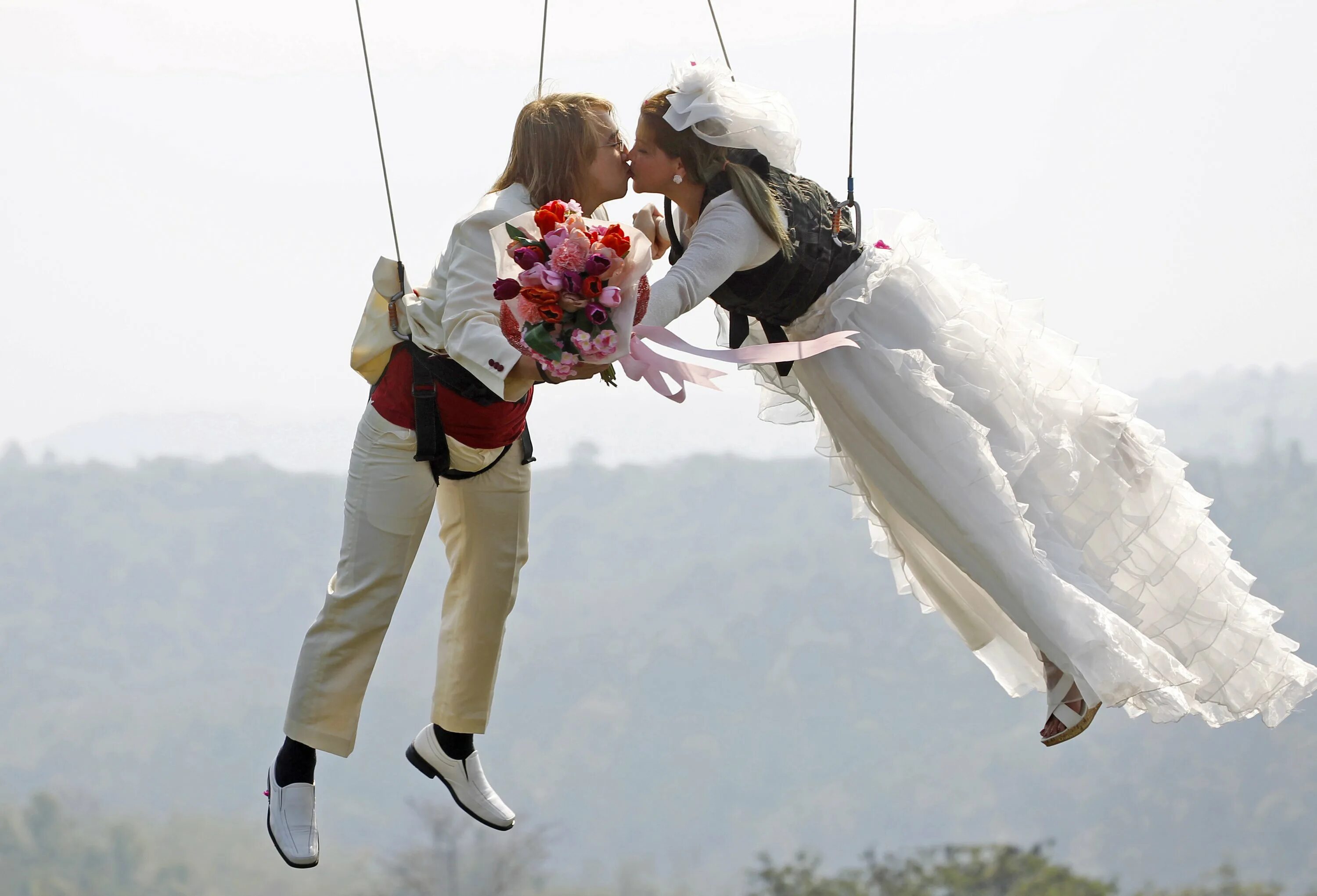 Пара смешная картинка. Свадьба с парашютом. Свадьба парашютистов. Приколы про влюбленных. Смешные влюбленные.