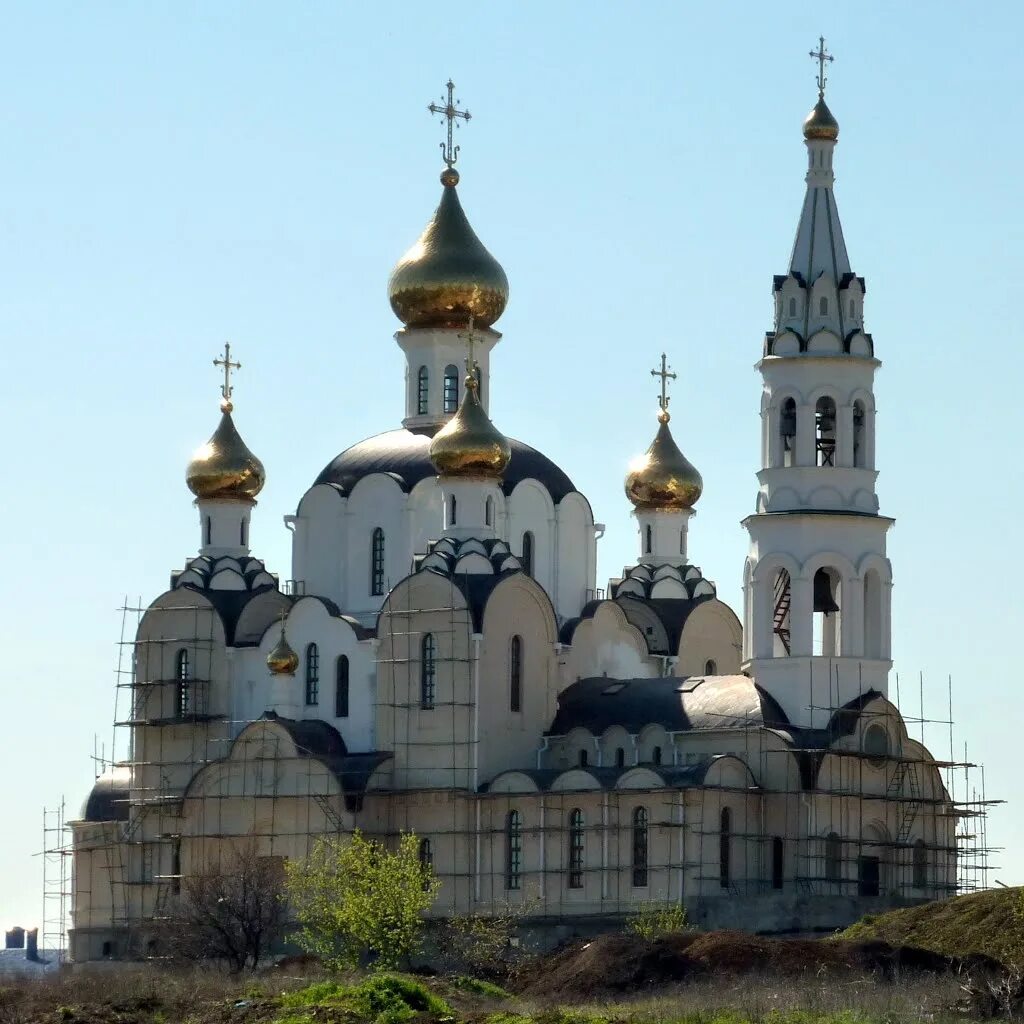 Православные российские монастыри. Монастыри России православные. Храм с 33 куполами город Серафимович в Волгоградской области. Православный монастырь. Красивая Церковь.