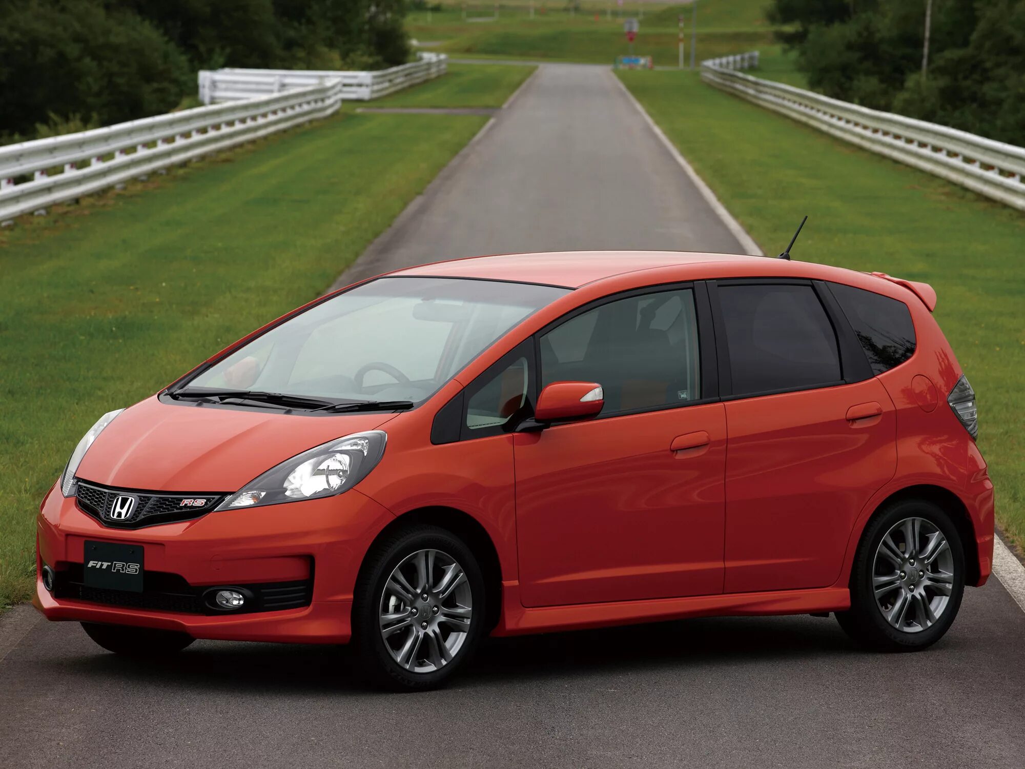 Машина honda fit. Хонда фит РС 2009. Honda Fit RS 2008. Хонда фит RS 2009. Хонда фит гибрид РС.