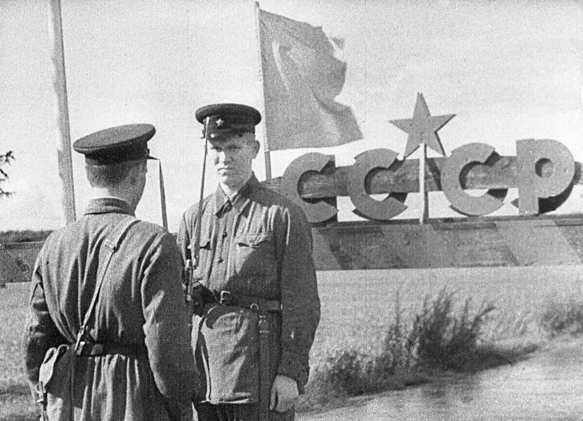 Советские войска вышли к границе. Брестский погранотряд в 1941 году. Пограничники НКВД СССР. Пограничники 1941 года. Советские пограничники 1941.