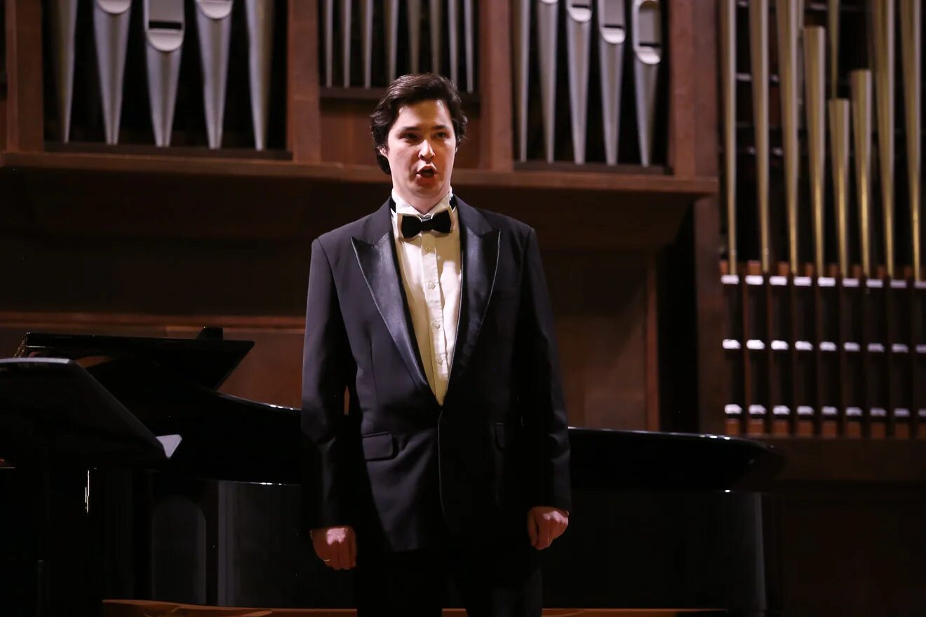 Захаров владимир баритон. Исполнения баритон. Андрей серов баритон. Игорь морозов певец оперный. Оперный артист – баритон олег романов.