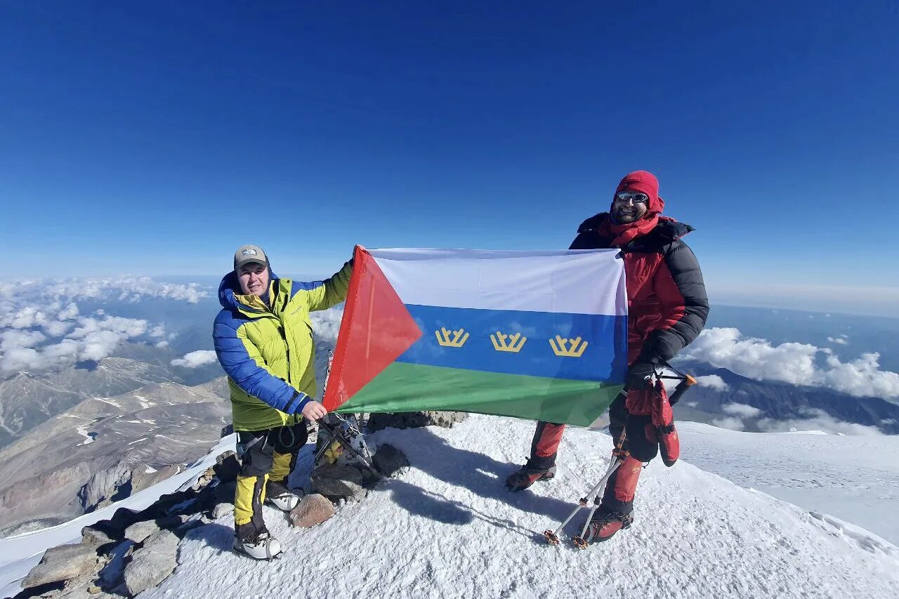 Самая высокая гора россии высотой 5642. Восхождение на Эльбрус. Эльбрус 5642. Флаг для восхождения на Эльбрус. Вершина горы.