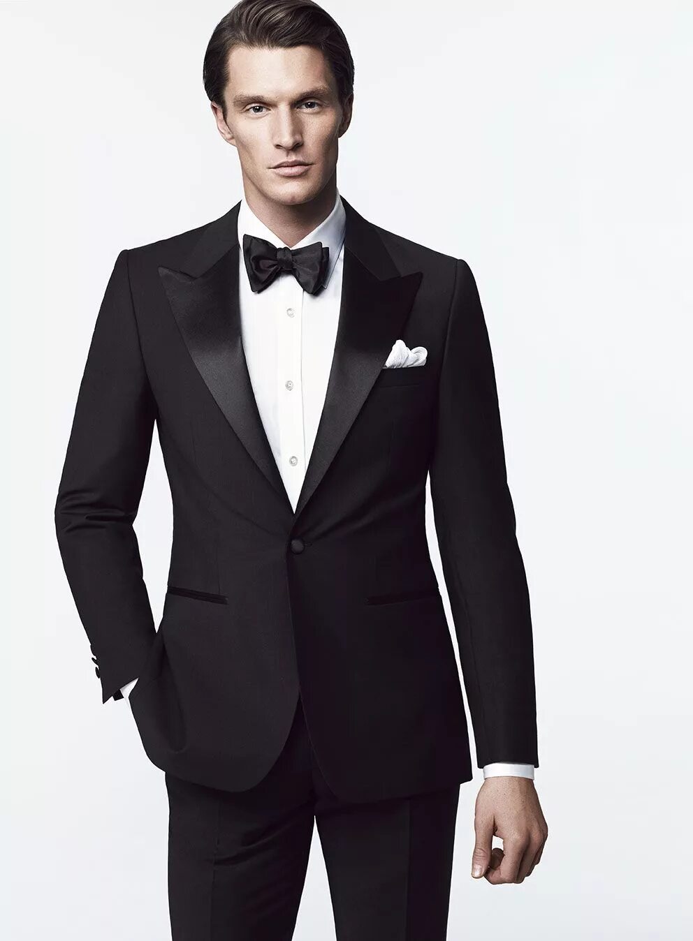 смокинг мужской в полный рост. костюм жениха. костюм. аренда мужских костюмов на свадьбу. мужской свадебный костюм в полный рост.