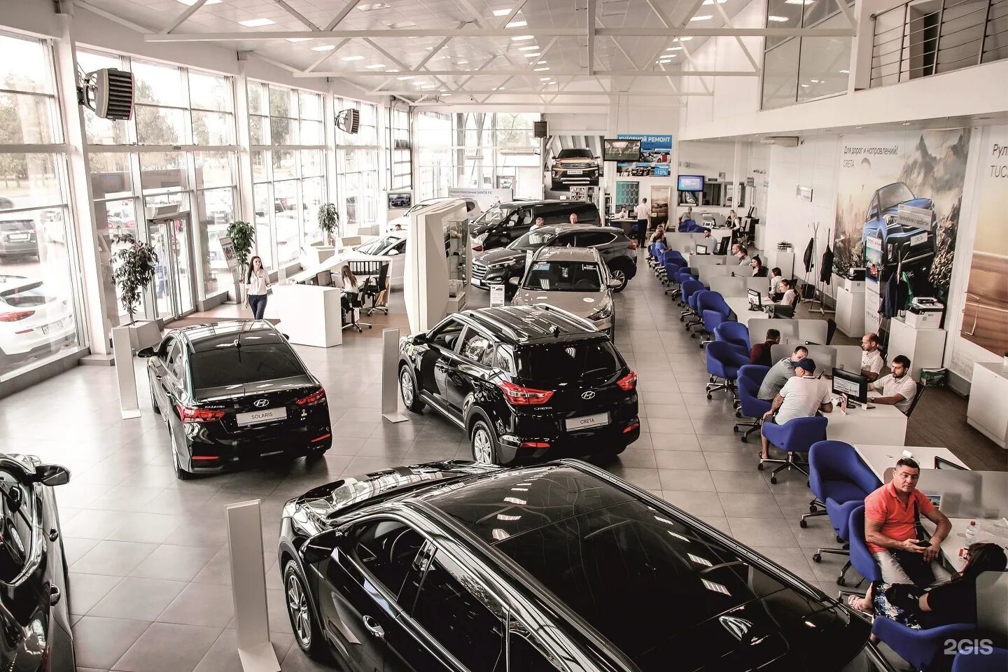 Hyundai sonata 6. 4. хюндай в казахстане автосалон. Hyundai solaris дилер. автомобильный салон.