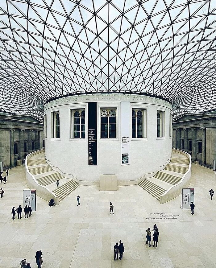 Famous british museums. Британский музей в Лондоне. Британский национальный музей (British Museum). Архитектор Роберт Смерк.. Бритиш музей. Британский музей в Лондоне внутри.